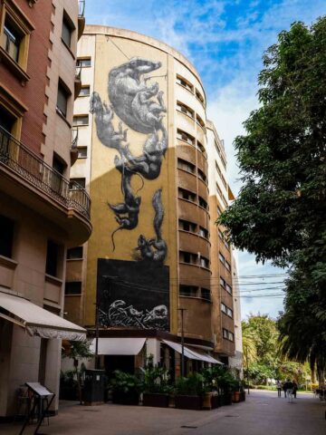 Another street mural of a black and white gecko on a wall in Málaga’s revitalized Soho district, known for its vibrant street art scene.