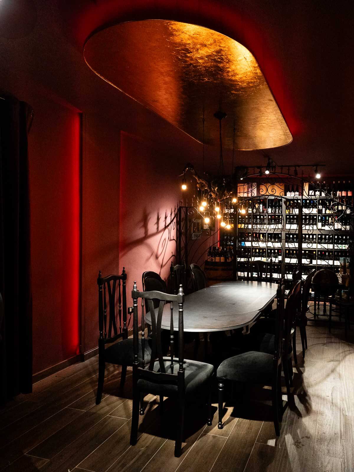 Private tasting area at Vinoteca Con Pasión - Elegant and intimate dining space with wine bottles in the background.