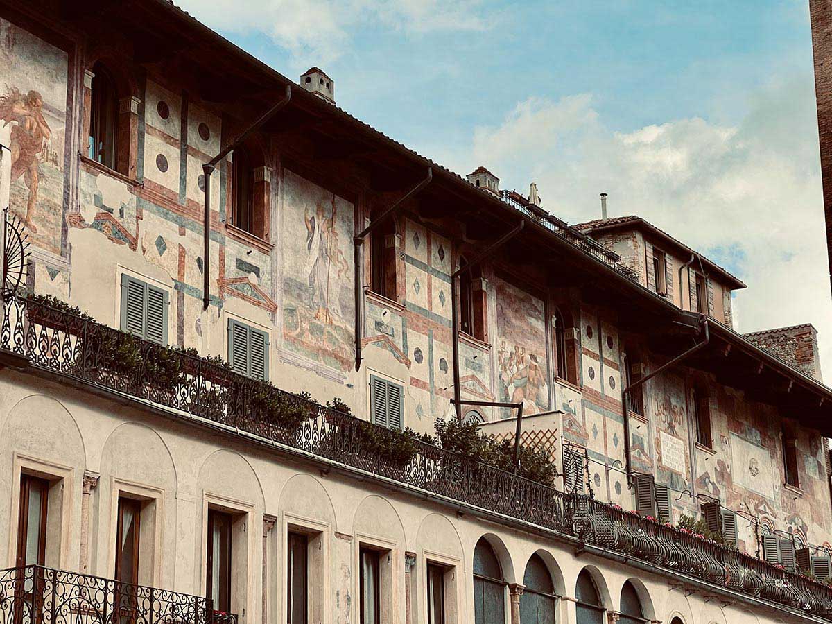 Painted façade near Juliet’s House.